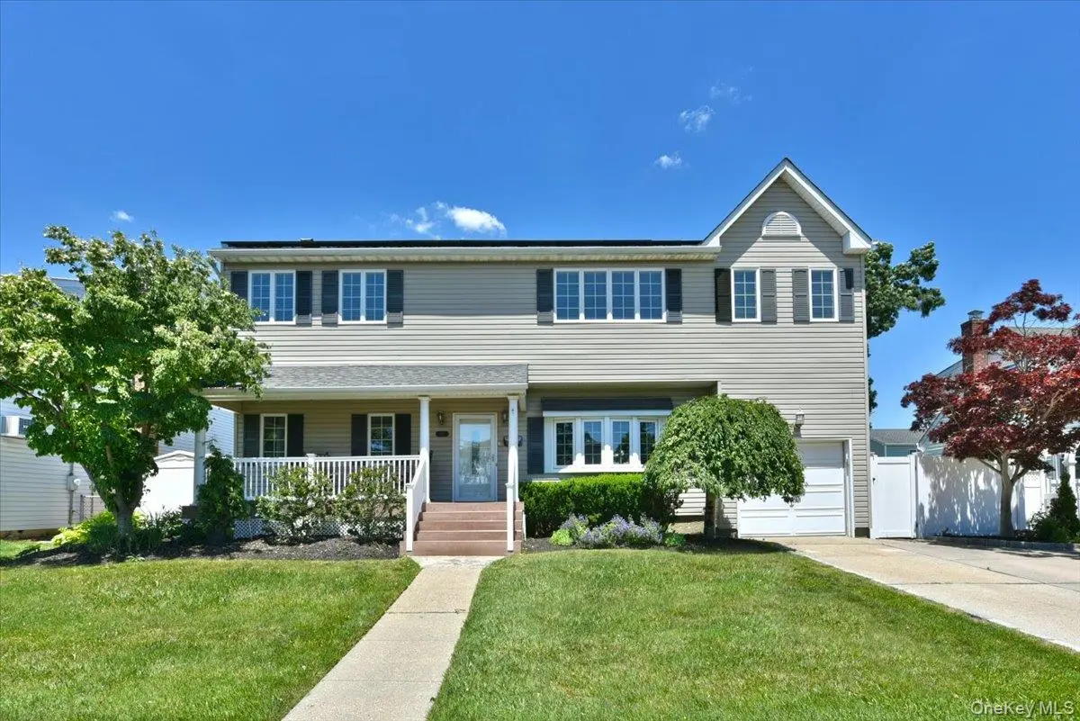167 N Suffolk AVE, Massapequa, NY 11758