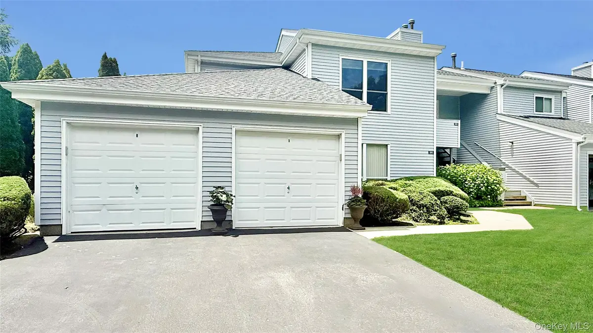 102 Hampton Vista DR, Manorville, NY 11949