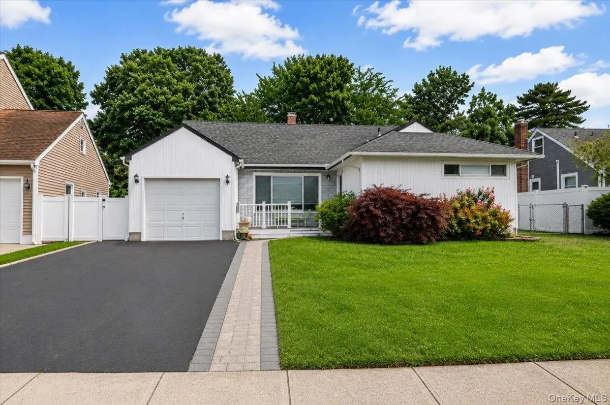 512 Farmranch RD, Bethpage, NY 11714
