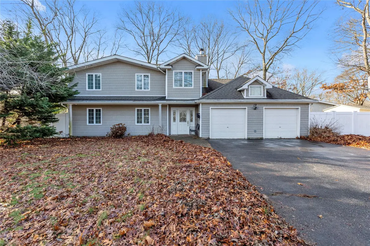 19 Horseshoe LN, Commack, NY 11725