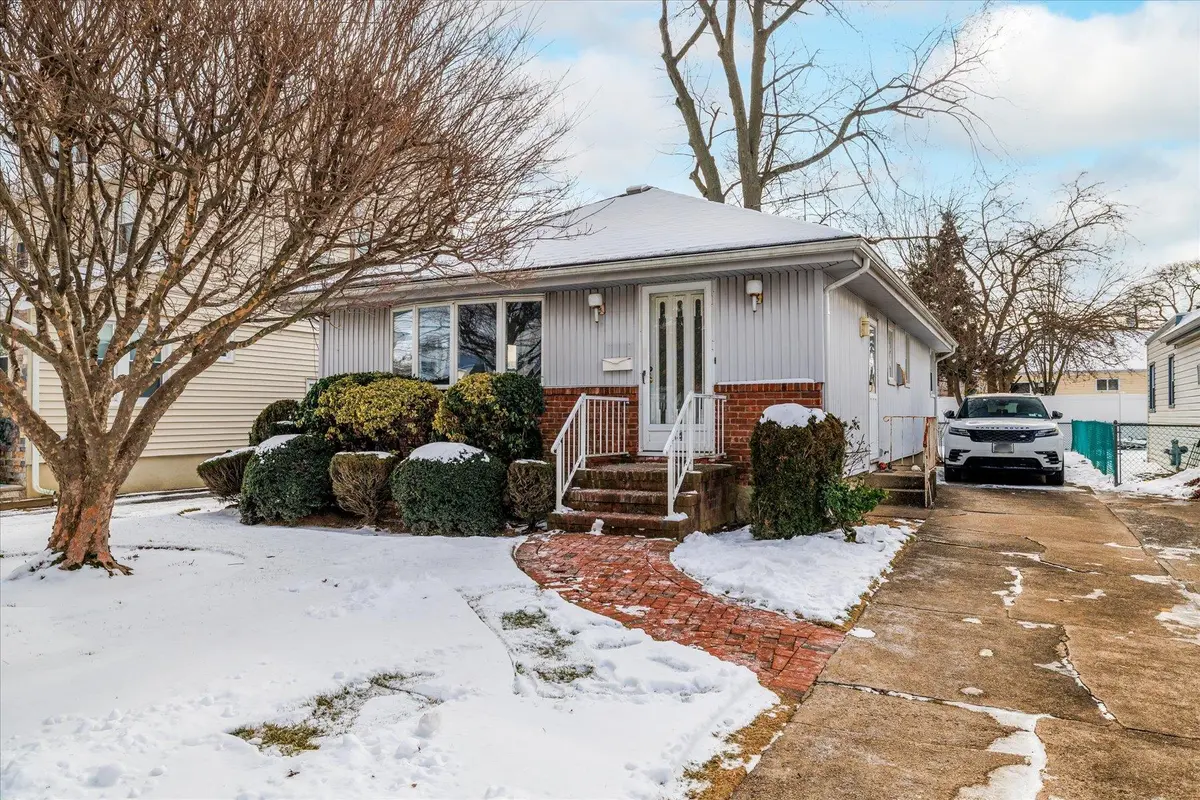 34 Waterview PL, Lynbrook, NY 11563