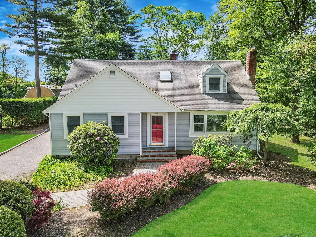 10 Clearbrook DR, Smithtown, NY 11787