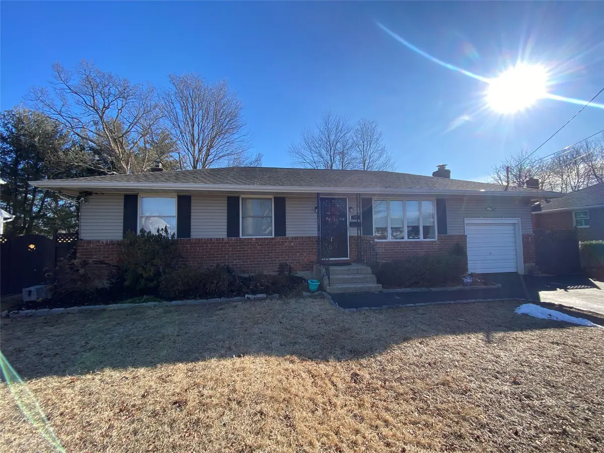 91 Marvin LN, Commack, NY 11725