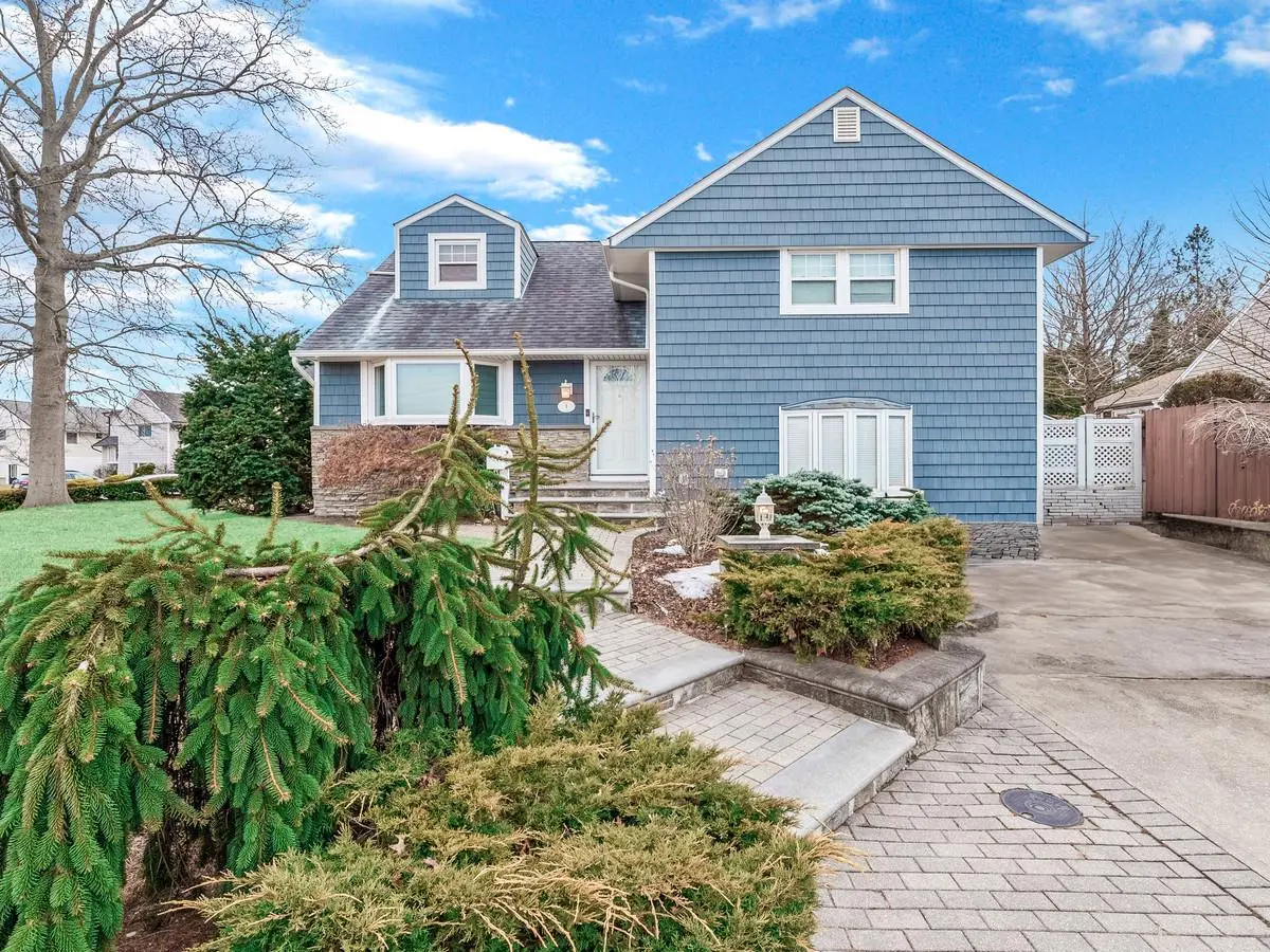 1 Belmart RD, Hicksville, NY 11801