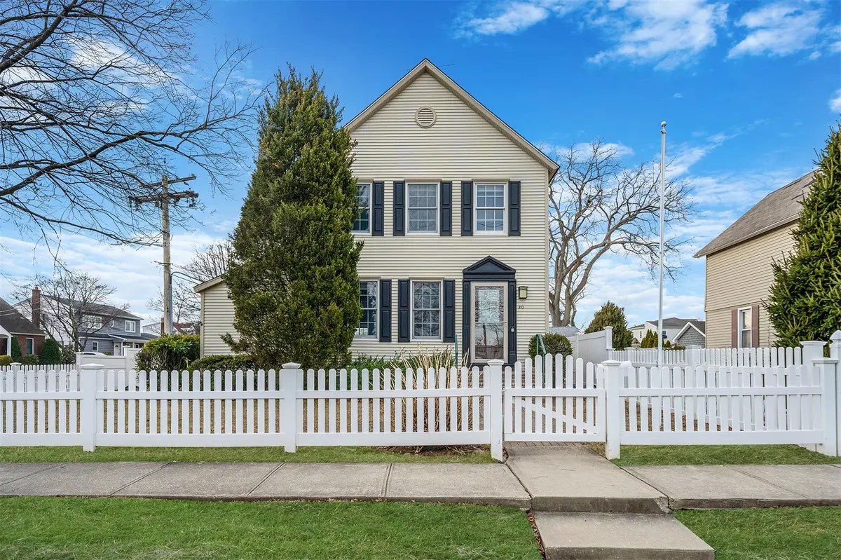 203 New York AVE, Lindenhurst, NY 11757