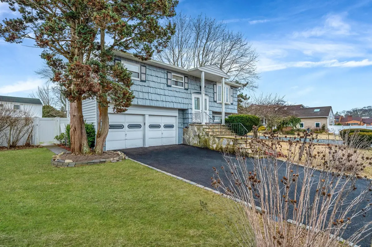 101 Spray ST, East Massapequa, NY 11758