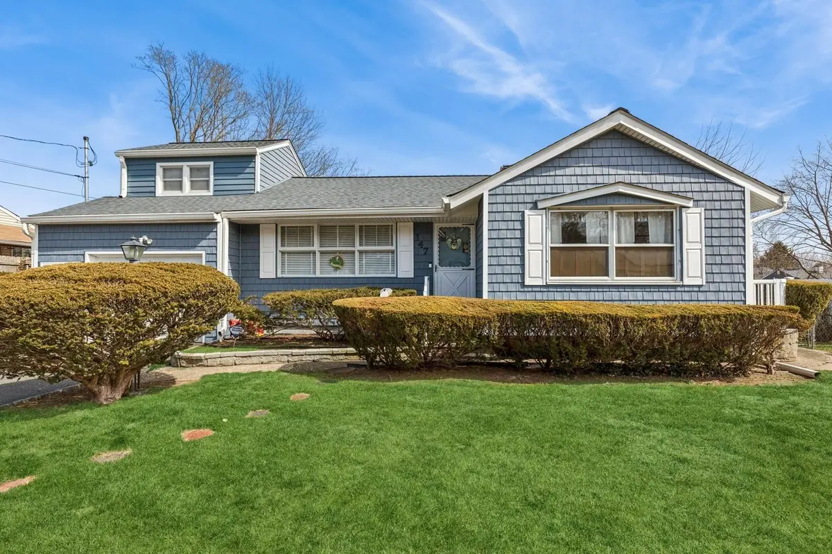 147 Hilltop DR, Brentwood, NY 11717