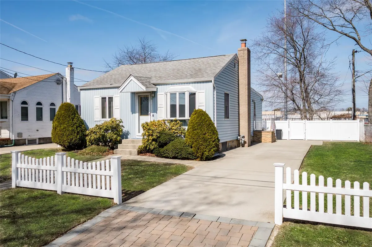 1 Glenda DR, West Babylon, NY 11704