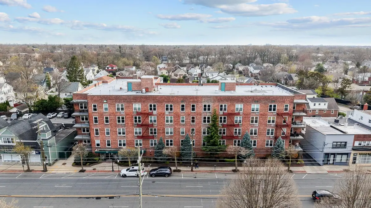 504 Merrick RD #1G, Lynbrook, NY 11563