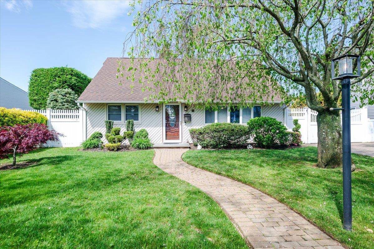 16 Roxbury LN, Massapequa, NY 11758