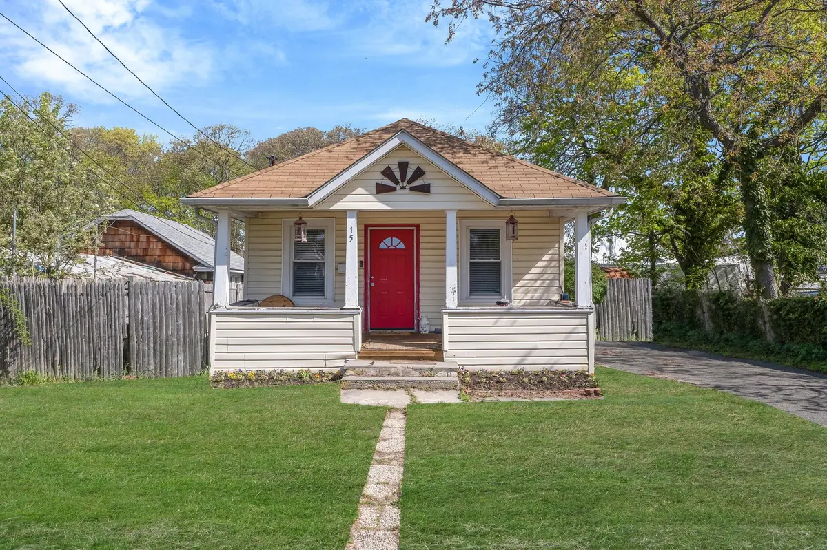 15 Riverview CT, Patchogue, NY 11772