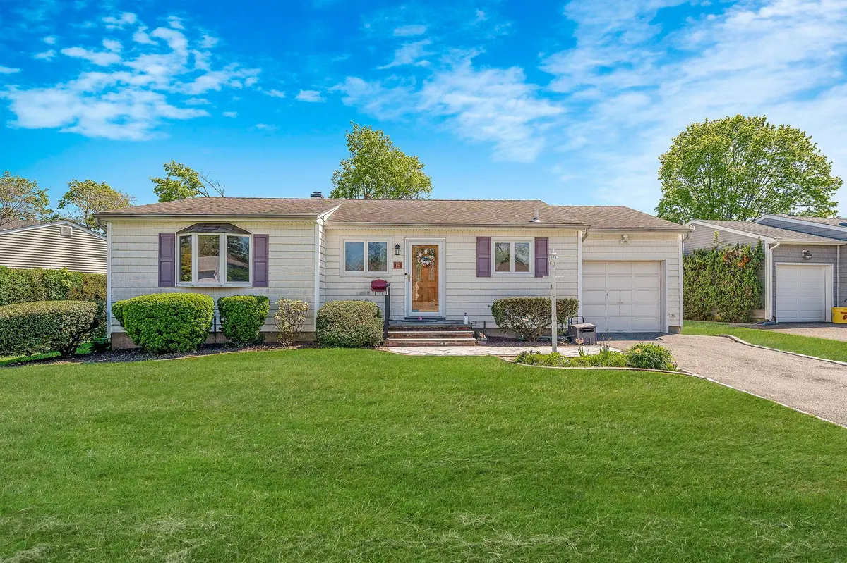19 Cynthia LN, Plainview, NY 11803