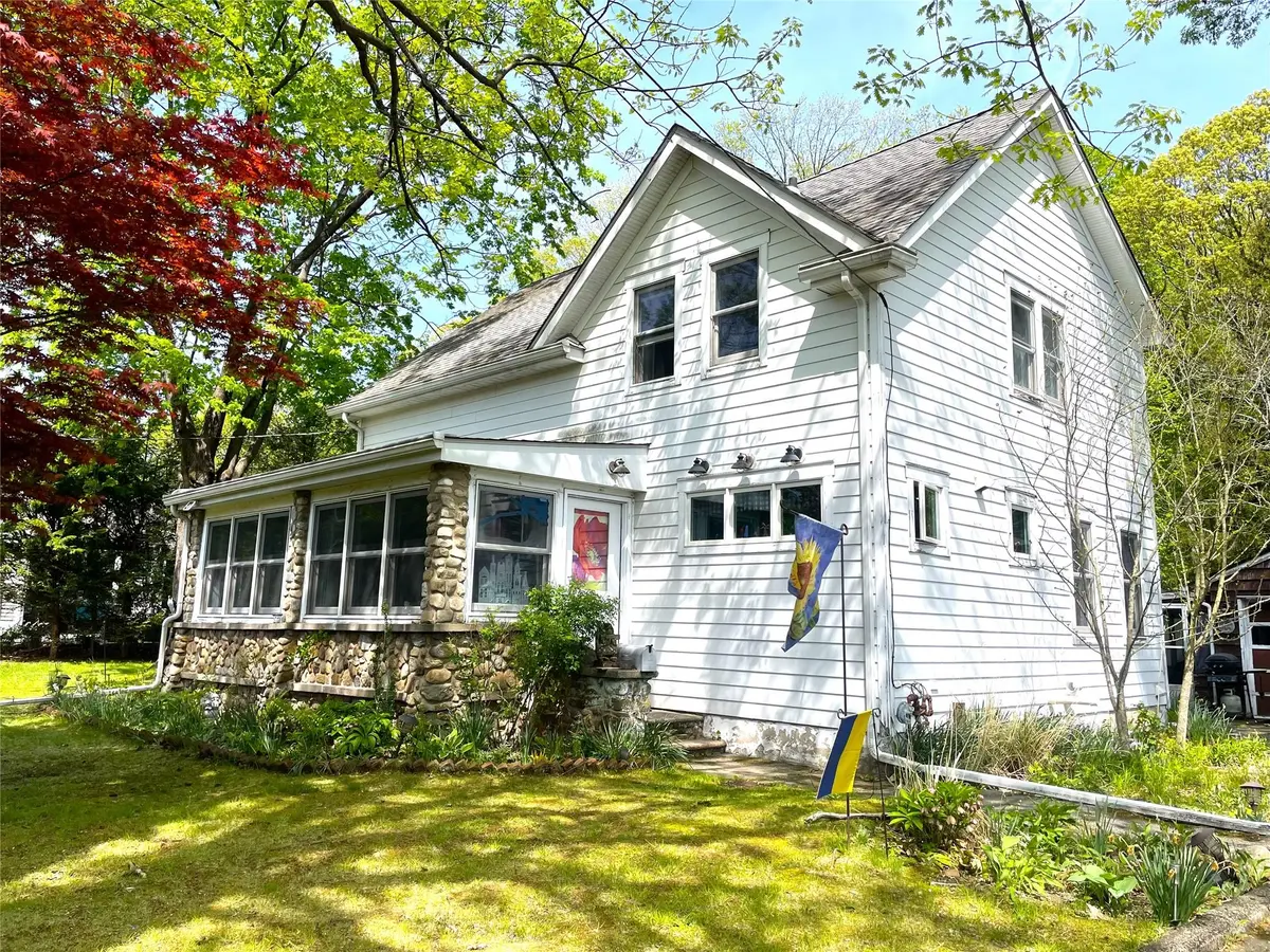 86 Swannekin RD, Blauvelt, NY 10913