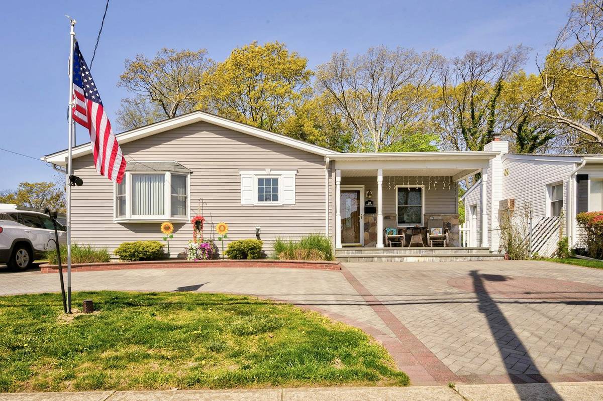 38 PARK LN, Massapequa, NY 11758