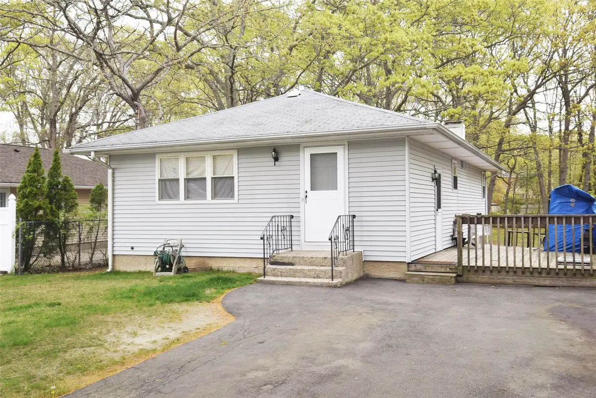 9 Claremont DR, Mastic Beach, NY 11951