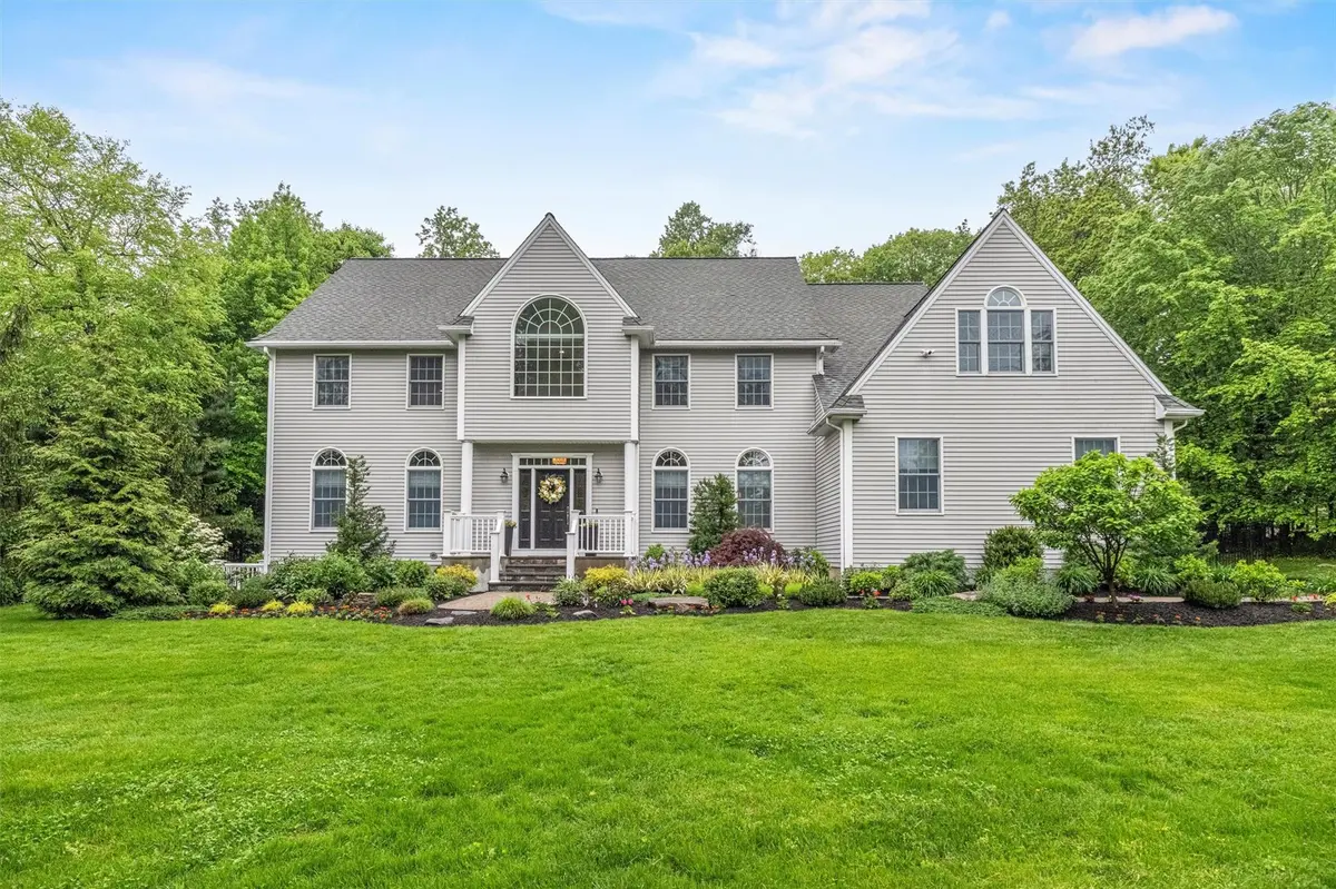 56 Londonderry LN, Somers, NY 10589