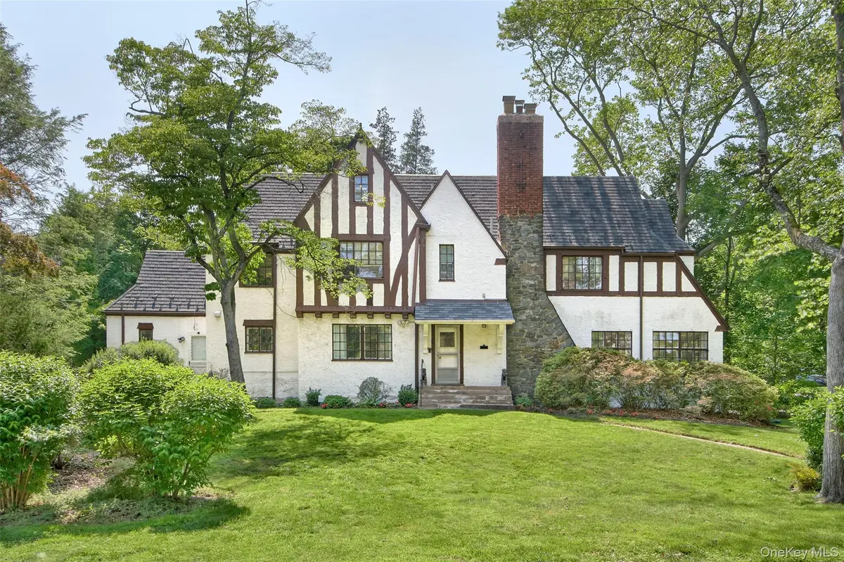 2 Byworth RD, New Rochelle, NY 10804