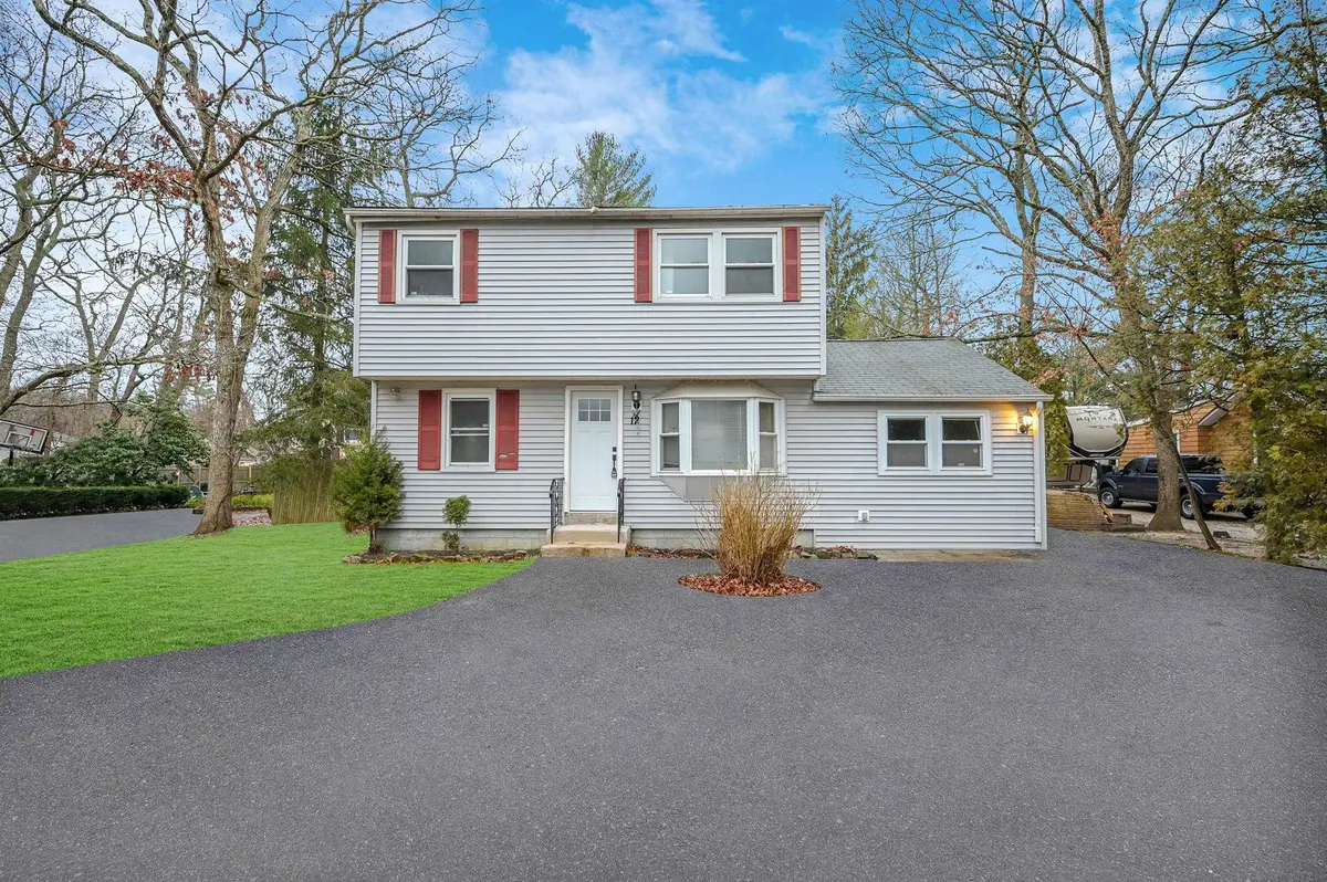 12 Barberry LN, Middle Island, NY 11953