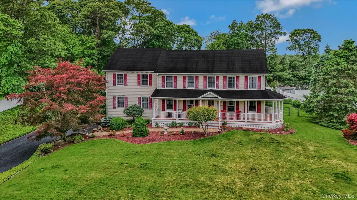 16 Abbey LN, East Setauket, NY 11733