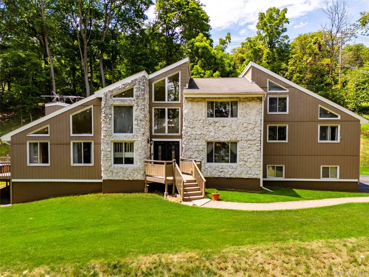 4 S Hill RD, Tomkins Cove, NY 10986