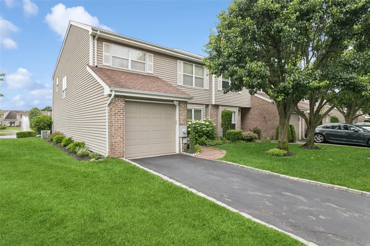 278 Pond View LN, Smithtown, NY 11787