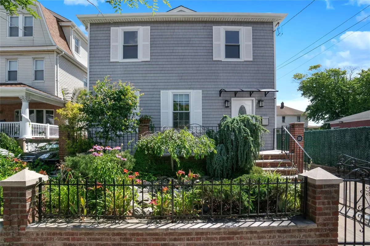 212 Beach 118th ST, Rockaway Park, NY 11694