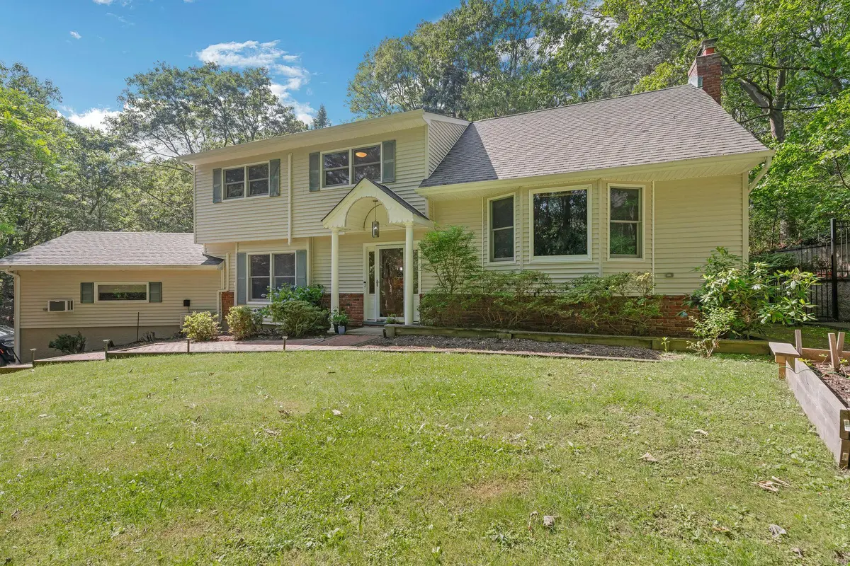 23 Whistler Hill LN, Elwood, NY 11743