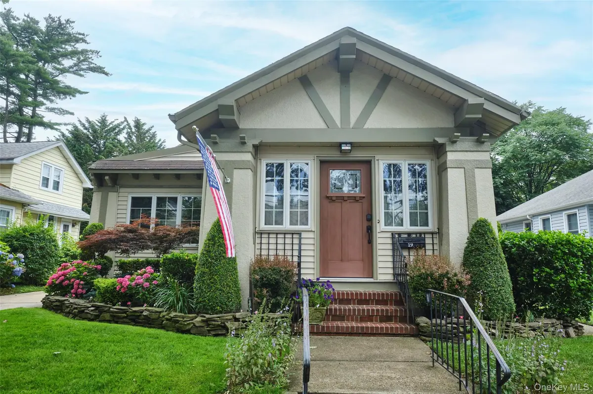 19 Superior RD, Bellerose Village, NY 11001