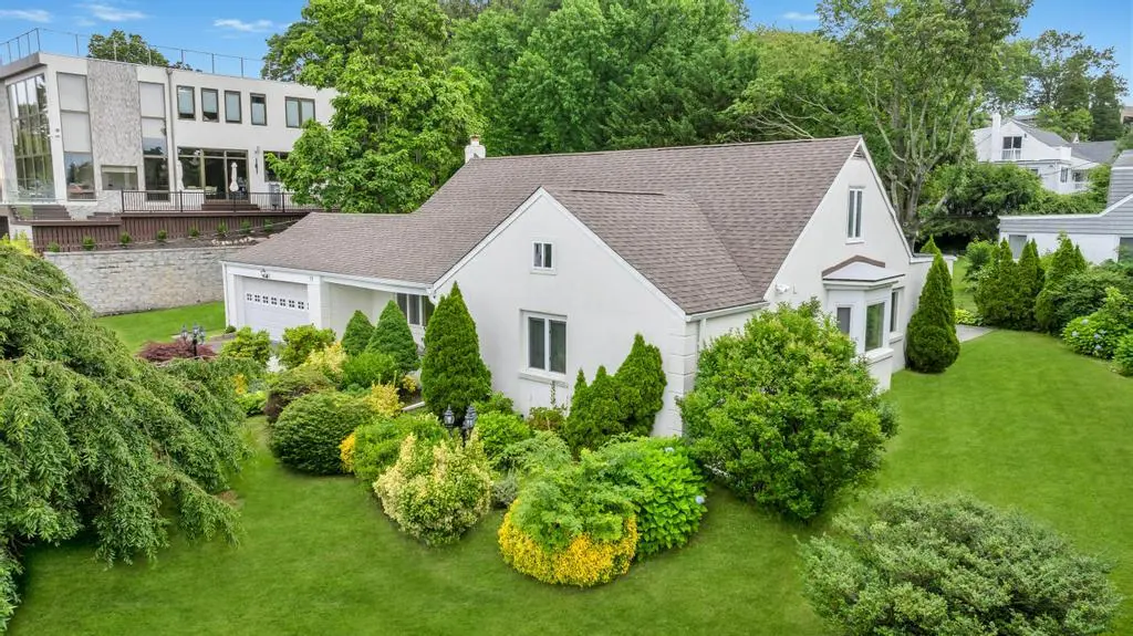 75 Greenleaf HL, Great Neck, NY 11023