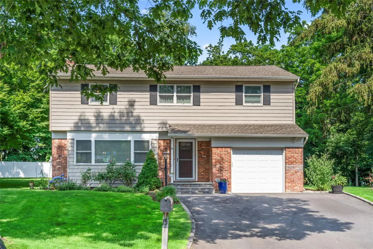 15 Chambers CT, Huntington Station, NY 11746