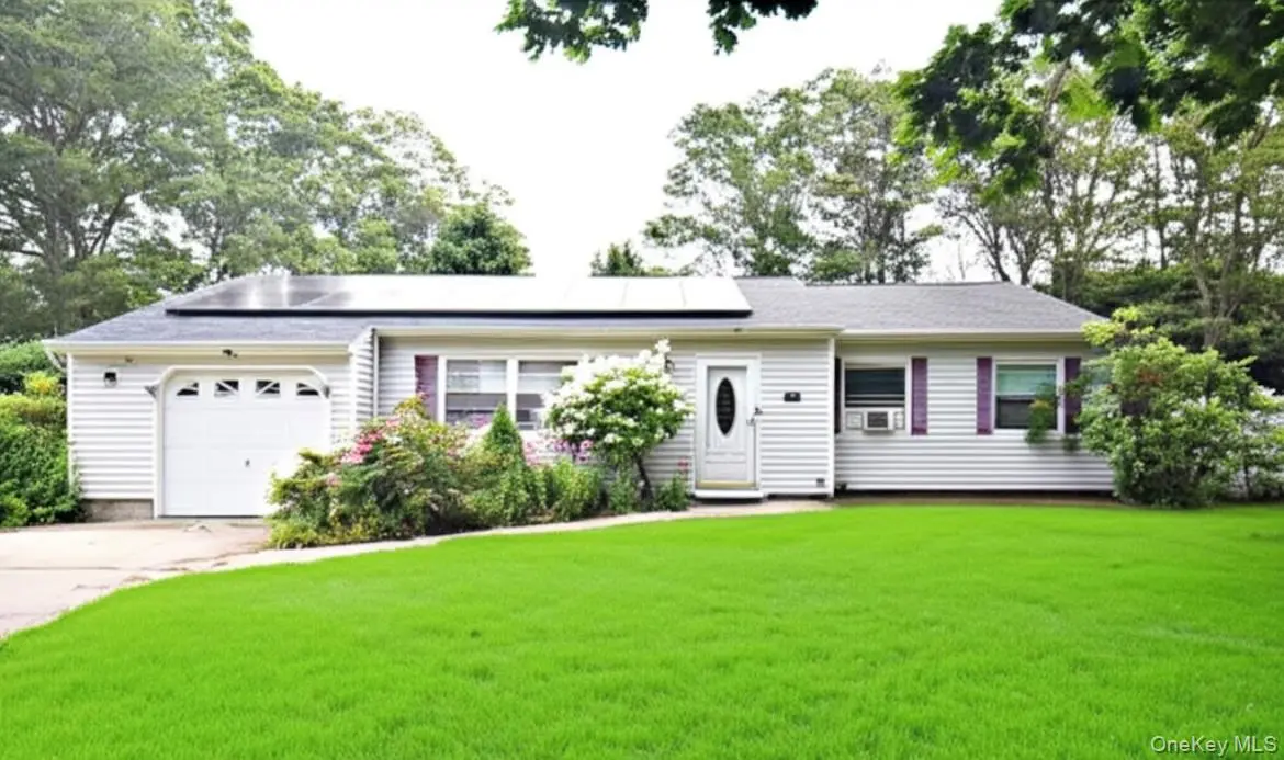 33 Timber Trail LN, Medford, NY 11763