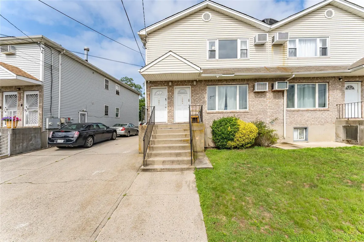 1051 Bay 32nd ST, Bayswater, NY 11691
