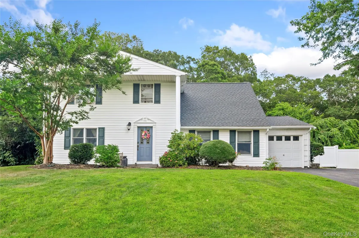 43 Westcliff DR, Mount Sinai, NY 11766