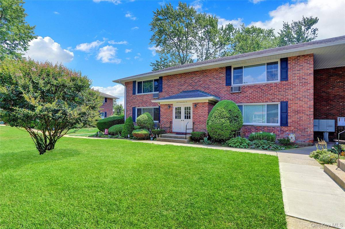 205 Edmunton DR #H17, North Babylon, NY 11703