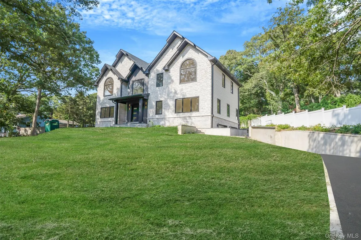 628 Meadow RD, Smithtown, NY 11754