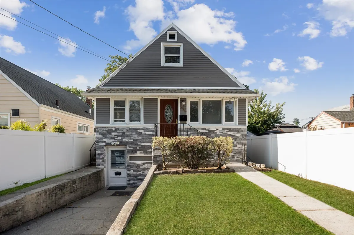 594 Fenworth BLVD, Franklin Square, NY 11010