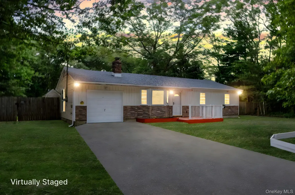 11 Red Maple RD, Ridge, NY 11961