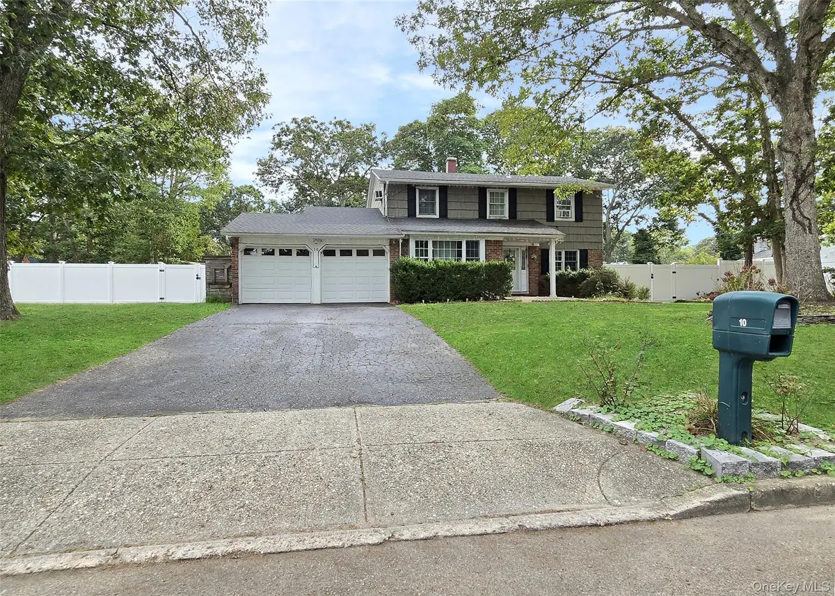 10 Hyde LN, Coram, NY 11727
