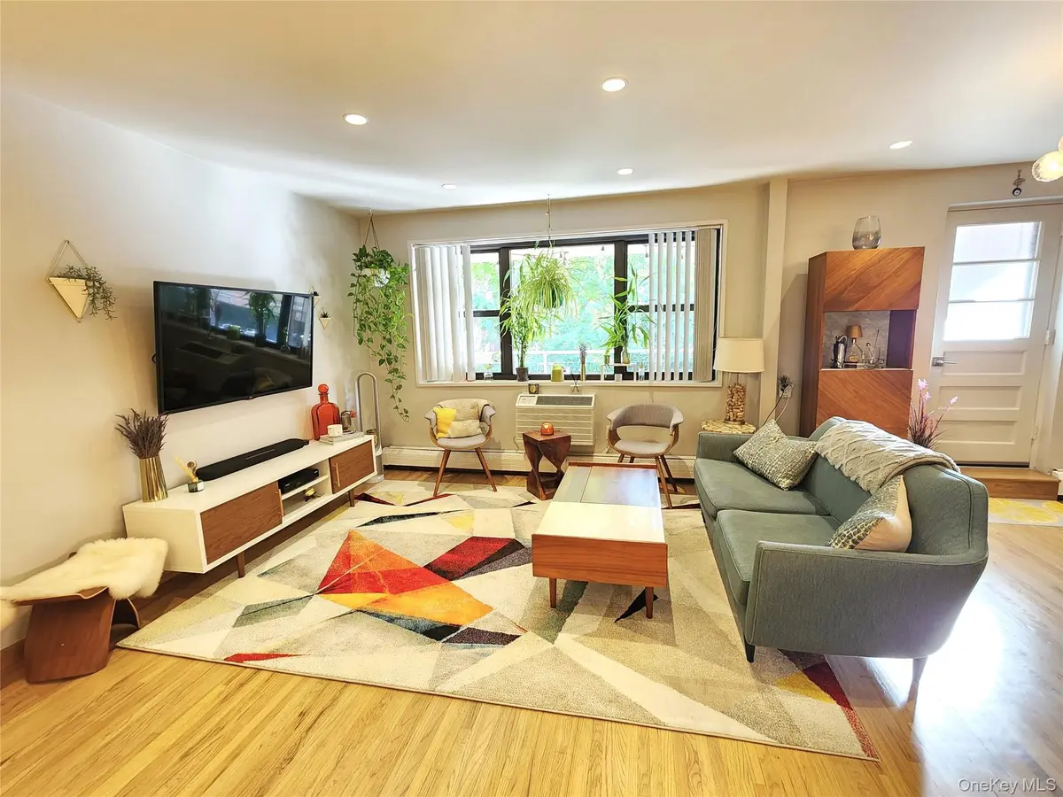 25 Park PL #3R, Great Neck Plaza, NY 11021