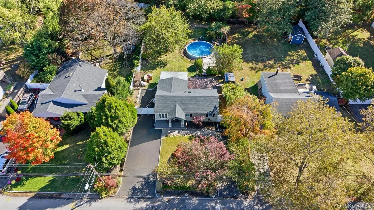 1537 N Thompson DR, Bay Shore, NY 11706