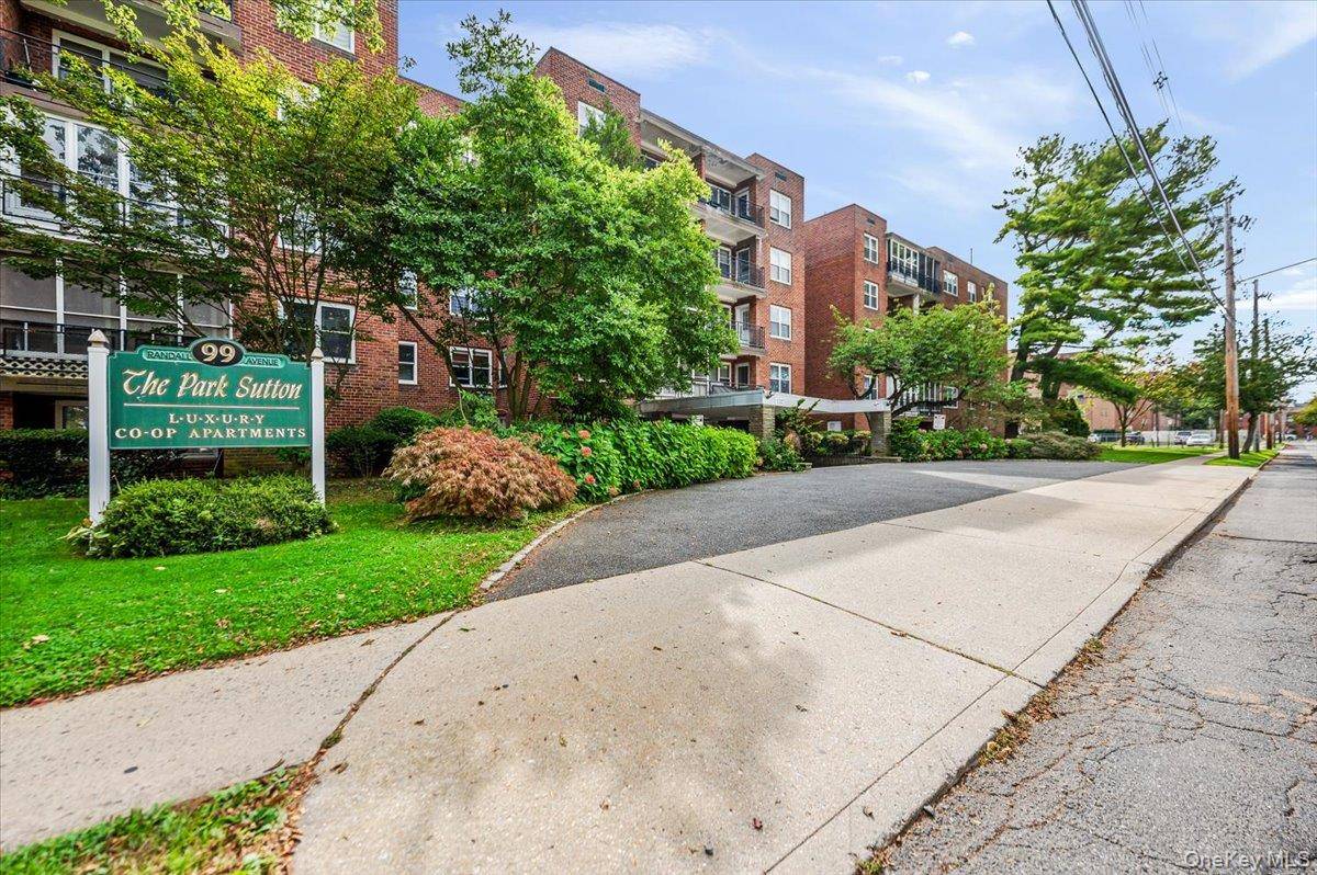 99 Randall AVE #2-J, Freeport, NY 11520