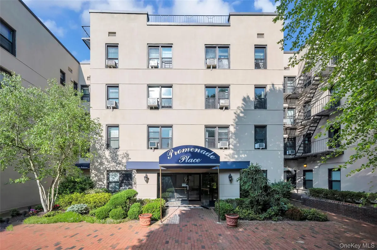 11 Wooleys LN #3A, Great Neck, NY 11021