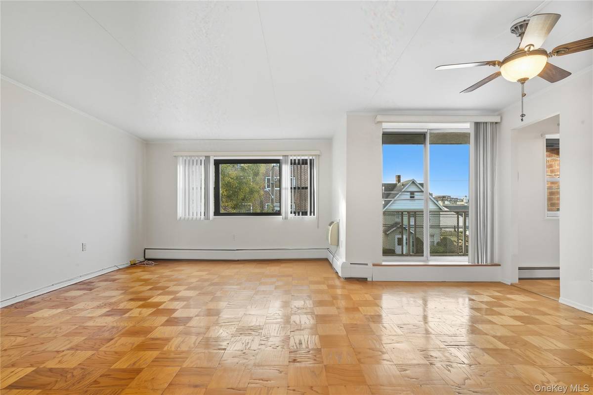 100 Clinton AVE #2J, Mineola, NY 11501