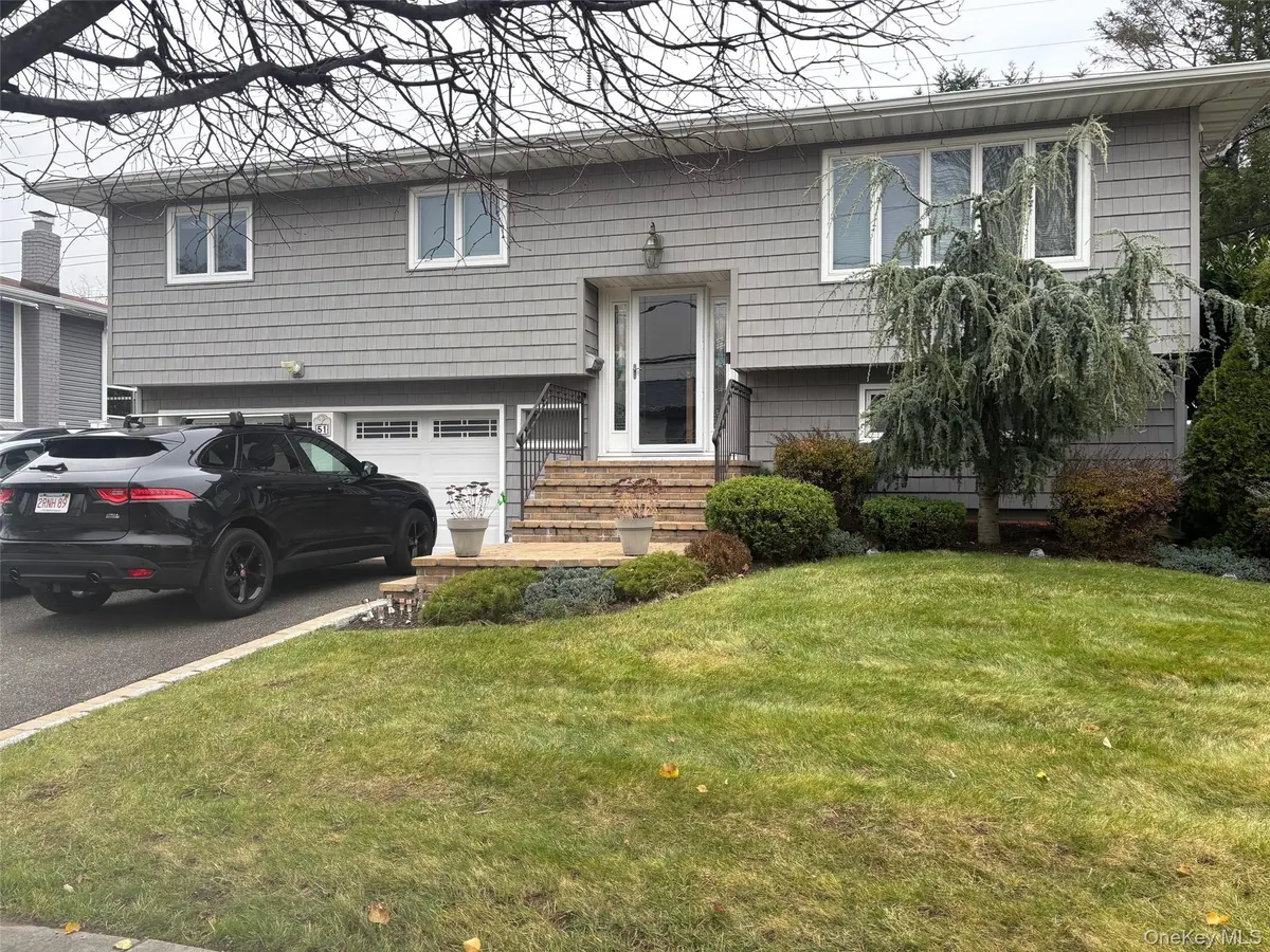 51 Deer LN, Hicksville, NY 11801