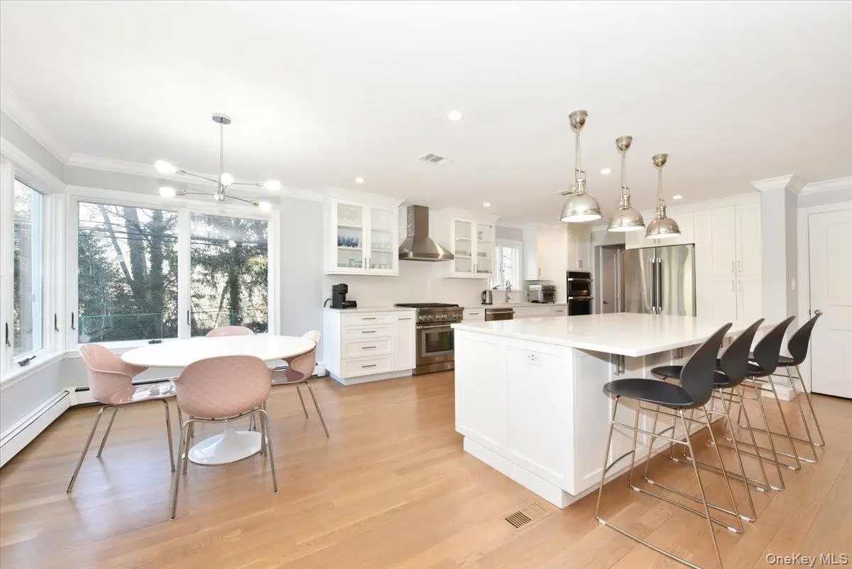 100 Georgian CT, East Hills, NY 11576