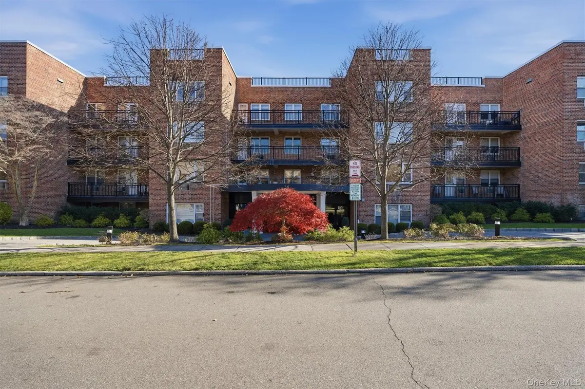 25 Chapel Pl. #1B, Great Neck, NY 11021