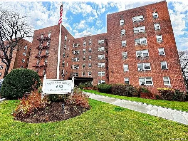 682 TUCKAHOE RD #3D, Yonkers, NY 10710