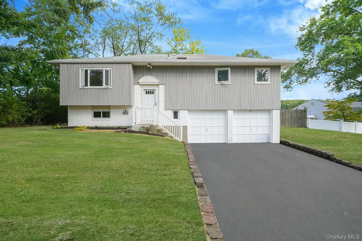 10 Elayne CT, Smithtown, NY 11787