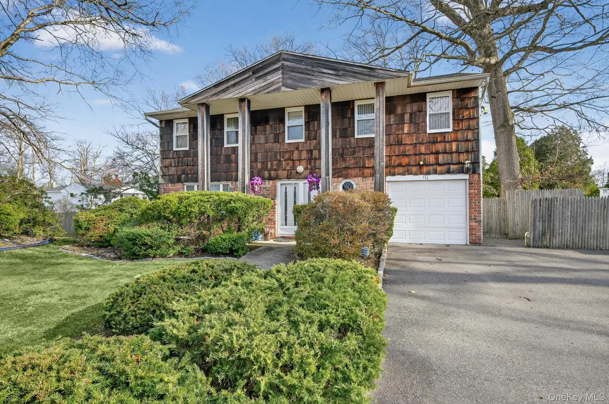 111 Shinbone LN, Commack, NY 11725
