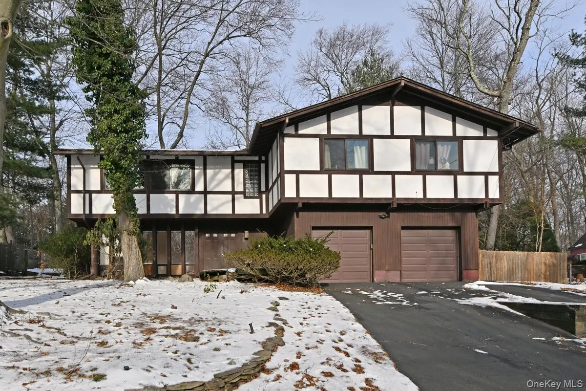 11 Lomond AVE, Chestnut Ridge, NY 10977